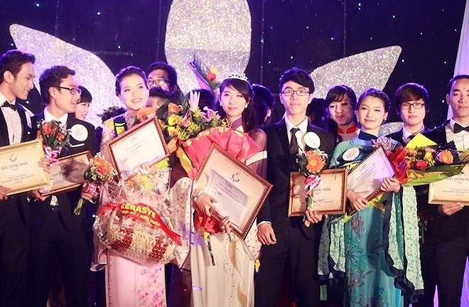 Hoa khôi đại học Ngoại thương rạng rỡ khoe tài sắc