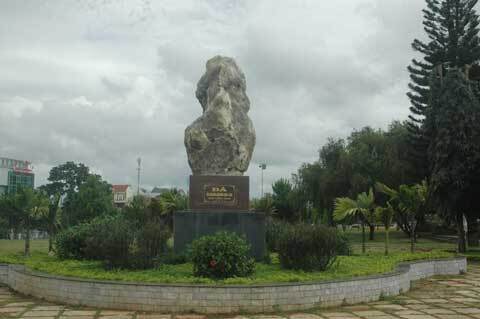 Ly kỳ phiên tòa xử... cục đá