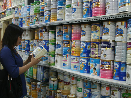 Cuối năm, các bà mẹ lại méo mặt vì giá sữa tăng