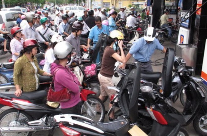 Giá xăng đột ngột tăng thêm gần 600 đồng/lít