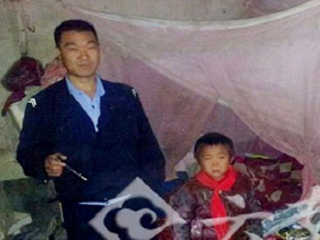 Sợ muộn giờ học, cậu bé 7 tuổi đến trường lúc nửa đêm