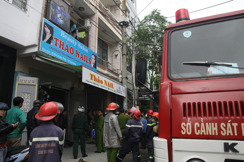 Lao vào tiệm nail thiêu sống người yêu cũ