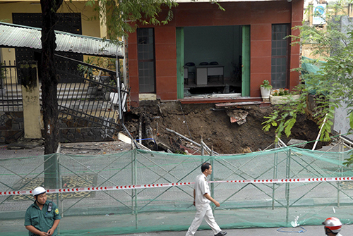 TP.HCM: “Hố tử thần” khổng lồ bất ngờ xuất hiện ở toà án