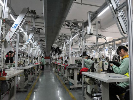 Quần áo trẻ em từ Trung Quốc: Mặc vào dễ... ngớ ngẩn