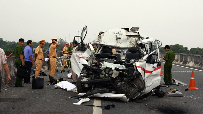 Xe cứu thương gây tai nạn, 3 người tử vong