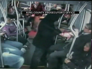 Clip: Hành khách xe buýt tóm gọn tên cướp táo tợn