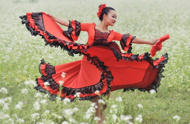 Cô giáo 9X nhảy flamengo giữa cánh đồng hoa cả trắng