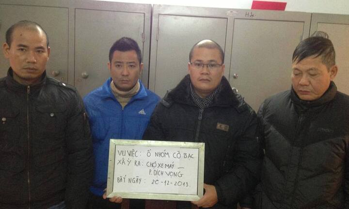 Triệt phá ổ cờ bạc trong chợ xe máy Dịch Vọng