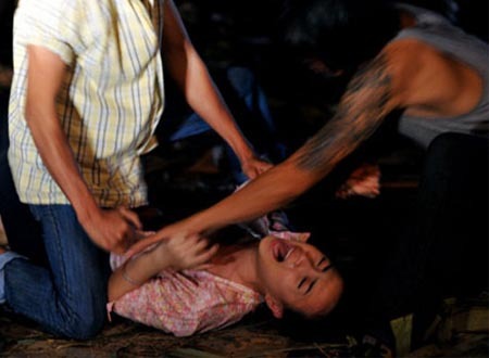 2 ác quỷ hiếp dâm thiếu nữ suốt đêm ở nghĩa địa