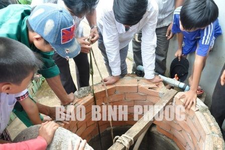 Bình Phước: Dân đổ xô múc xăng dưới giếng về dùng