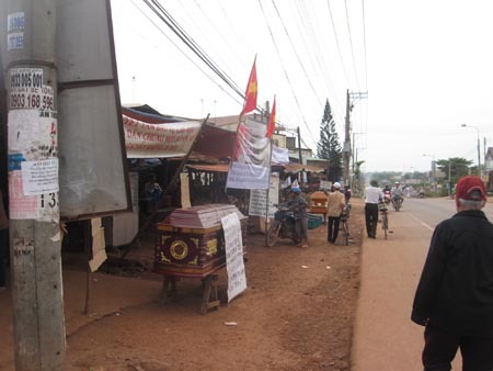 Đưa quan tài ra đường phản đối giải tỏa chợ