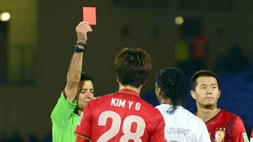 Clip: Vừa lập siêu phẩm đá phạt Ronaldinho liền bị thẻ đỏ