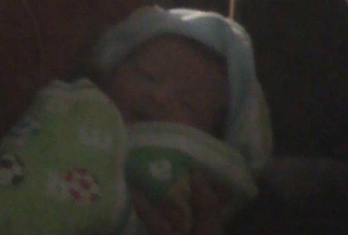 Hà Tĩnh: Bé trai 1 ngày tuổi bị bỏ rơi bên đống rạ