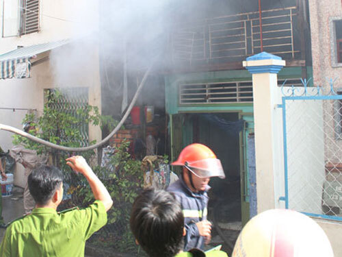 Bị nhốt, người tâm thần đốt nhà giữa khu dân cư