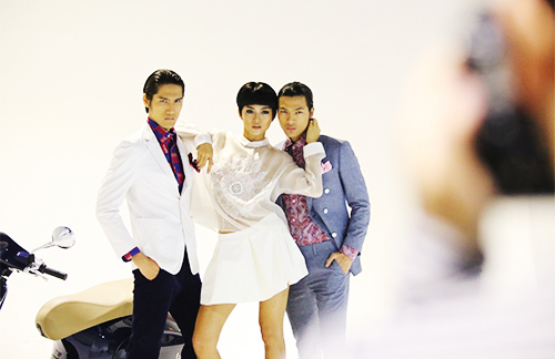 Clip: Hậu trường thí sinh Vietnam's Nextop Model đọ dáng cùng Vespa