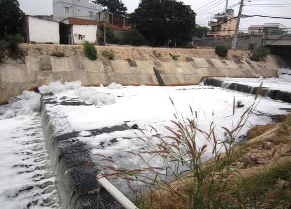 'Tuyết' phủ trắng xóa kênh Ba Bò, TP.HCM