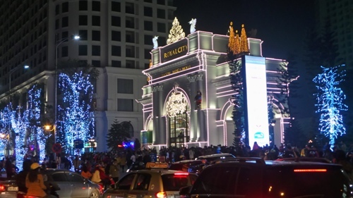 Clip: Người Hà Nội nô nức đổ về Royal City đón Giáng sinh