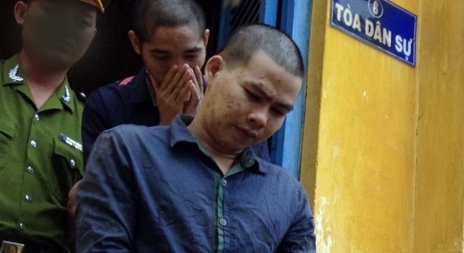 Gã chồng tàn ác dùng xích sắt siết cổ vợ trước mặt con nhỏ