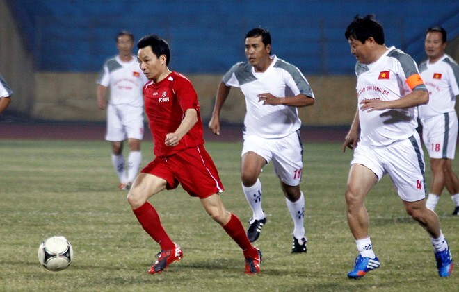 Phó thủ tướng Vũ Đức Đam đi bóng qua Hồng Sơn, Huỳnh Đức