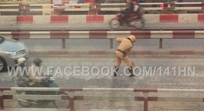 Xôn xao hình ảnh CSGT cầm chổi quét cầu