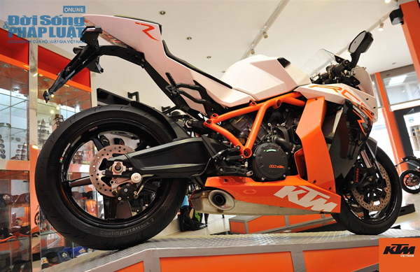 Clip: Chiêm ngưỡng siêu mô tô KTM 1190 RC8 R tại Hà Nội