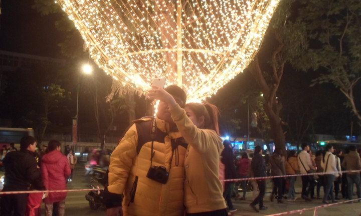 Giới trẻ đón giáng sinh ấm áp tại Indochina Plaza Hà Nội