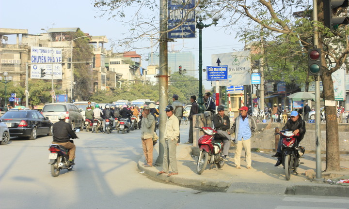 “Chợ người” mùa giáp Tết: 25 nghìn đồng bốc 1 tấn xi măng