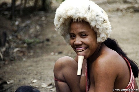 Tập tục xuyên xương khỉ qua môi của bộ tộc ở trần