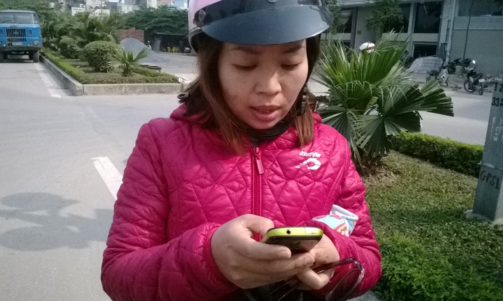 Đi xe tay ga giật điện thoại giữa ban ngày