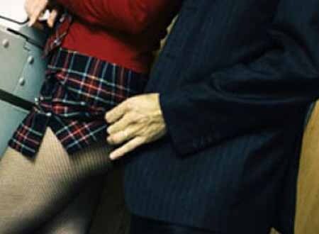 Ép học trò vào nhà vệ sinh giở trò sàm sỡ