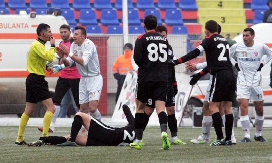 Video: Pha vào bóng kinh hoàng khiến Dan Roman gãy gập cổ chân