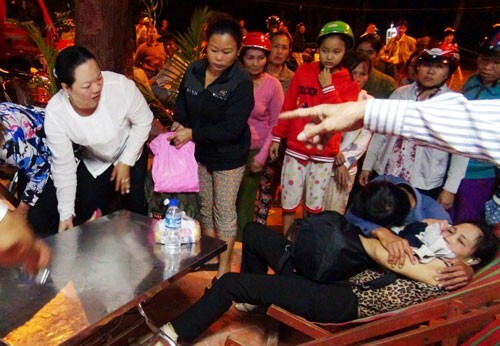 Khóc ngất chờ tin con mất tích ở biển Cần Giờ