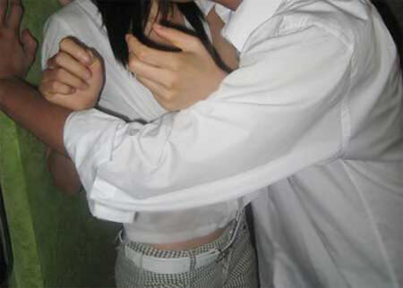 Nữ sinh Đại học bị 2 kẻ đồi bại cưỡng hiếp trước cổng trường