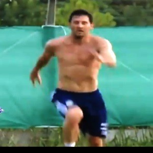 Video: Khoe cơ bắp cuồn cuộn, Messi gửi