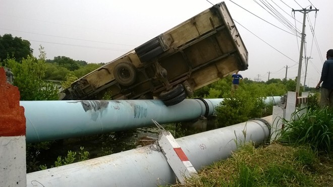 Hi hữu xe tải đông lạnh 'bay' xuống biển Vũng Tàu