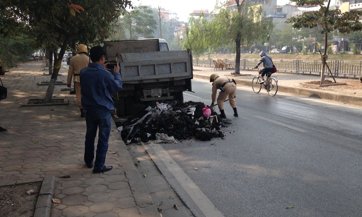 Hình ảnh đẹp: CSGT dọn rác trên đường phố Thủ đô