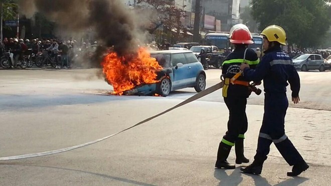 Xe cháy bùng giữa phố, tài xế ôm 2 con nhảy ra ngoài