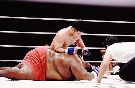 Video: Võ sỹ 76kg hạ knock-out đối thủ nặng 272kg