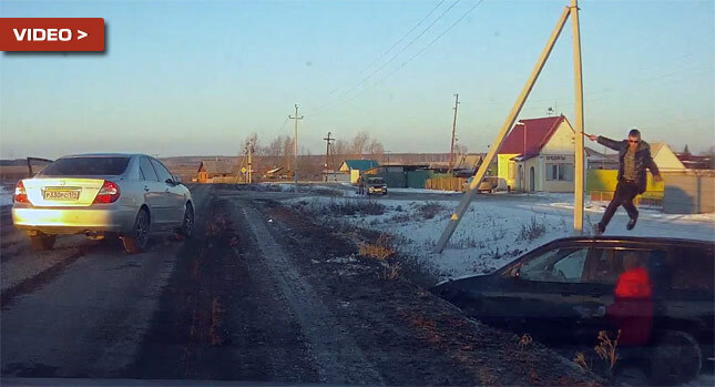 Clip: Rượt đuổi siêu hài giữa Toyota Camry và Mazda