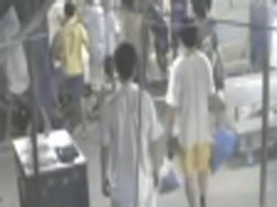 Video: Trộm xe máy ở sân bóng, 2 tên trộm bị tẩn no đòn