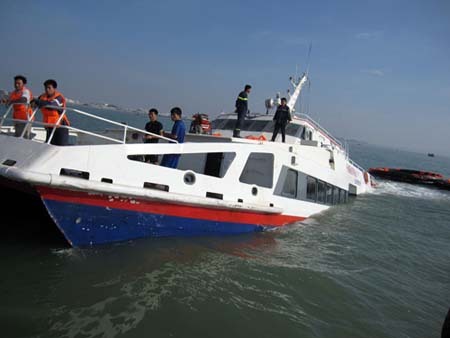 Chìm tàu cao tốc Phú Quý - Phan Thiết, 9 người được cứu