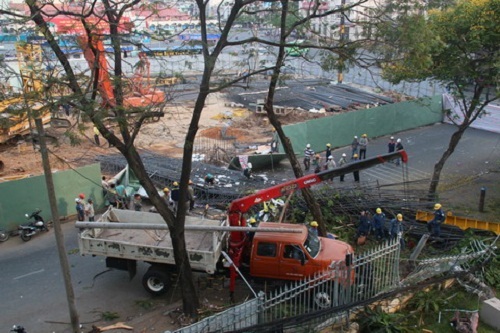 Xe cẩu khổng lồ đổ sập giữa phố Sài Gòn