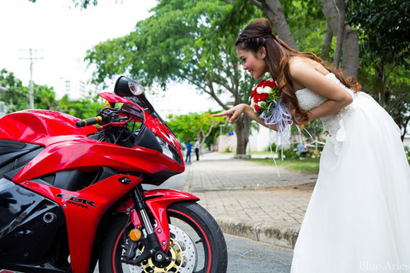 Ảnh cưới với mô tô 