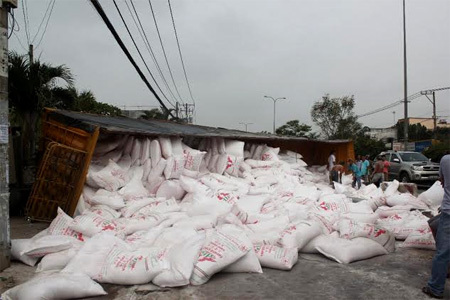 Lật xe chở 500 bao bột mì, không ai hôi của 