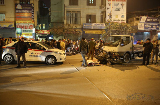 Xe CSGT đâm xe máy, 2 người nhập viện