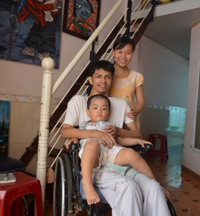 Chuyện tình cảm động của cô nữ sinh trường y với chàng trai bại liệt