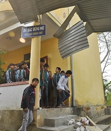 Sập lan can trường học, 3 học sinh gặp nạn