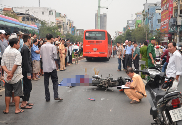 Té xuống đường, nữ sinh viên bị xe khách cán chết
