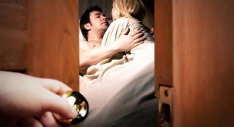 Gặp mẹ ân ái với nhân tình, bé gái bị siết cổ chết