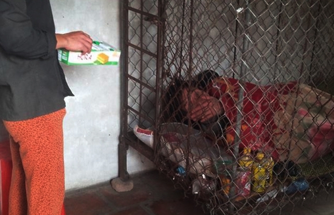 Tin tức 24h: Đắng lòng người vợ nhốt chồng trong cũi sắt 10 năm
